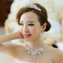 韓国風 ブライダルジュエリー スリーピースの ロングネックレス 結婚式の糸 ジュエリー 頭飾り ピアス ビッグヘアバンド 王冠 ウェディングパッケージ